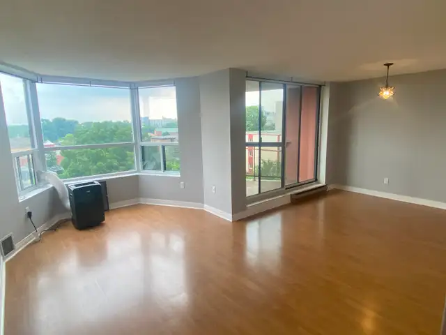 Nice Downtown One Bedroom Apartment in High-Rise for Rent! - Photo 2