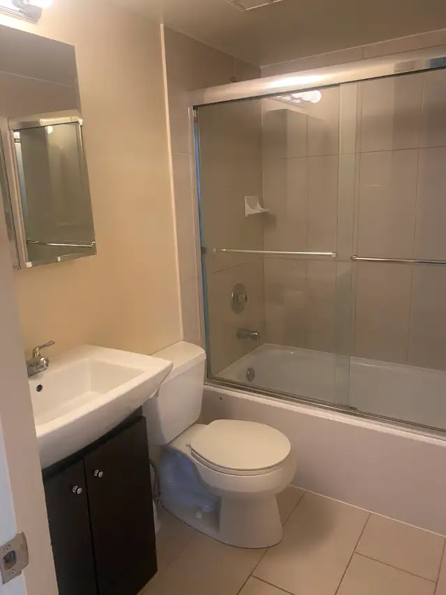 Nice Downtown One Bedroom Apartment in High-Rise for Rent! - Photo 10