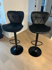 2 bar stools