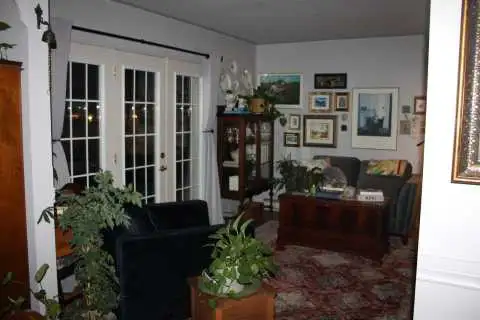 Family home with in-ground pool on quiet cul-de-sac. - Photo 10
