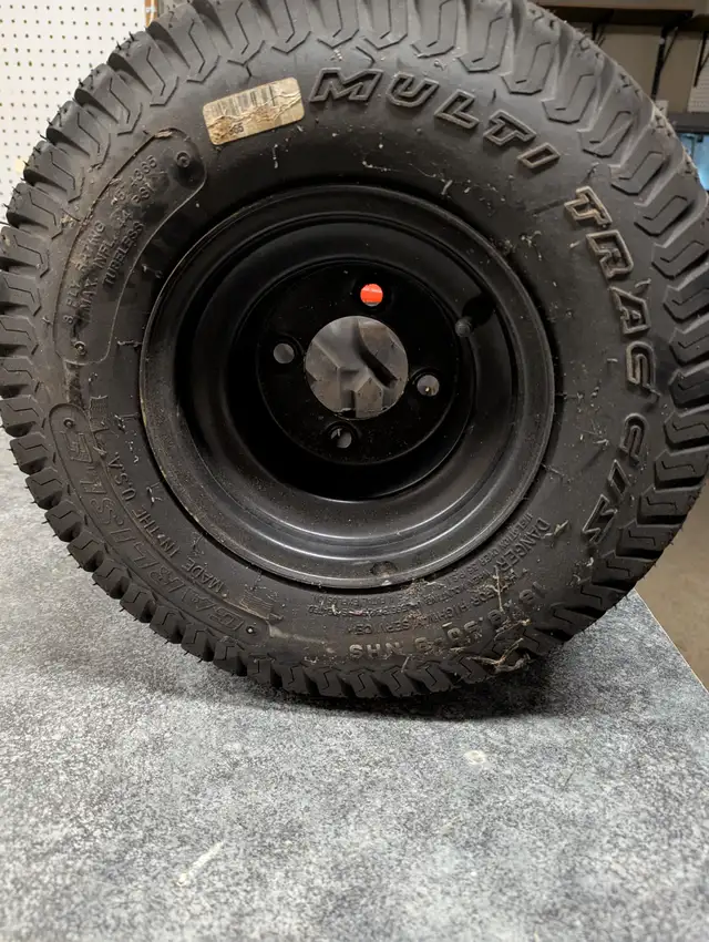 Carlisle 18x8.50-8 Turf Tire On 4-Bolt Black Rim - Photo 2
