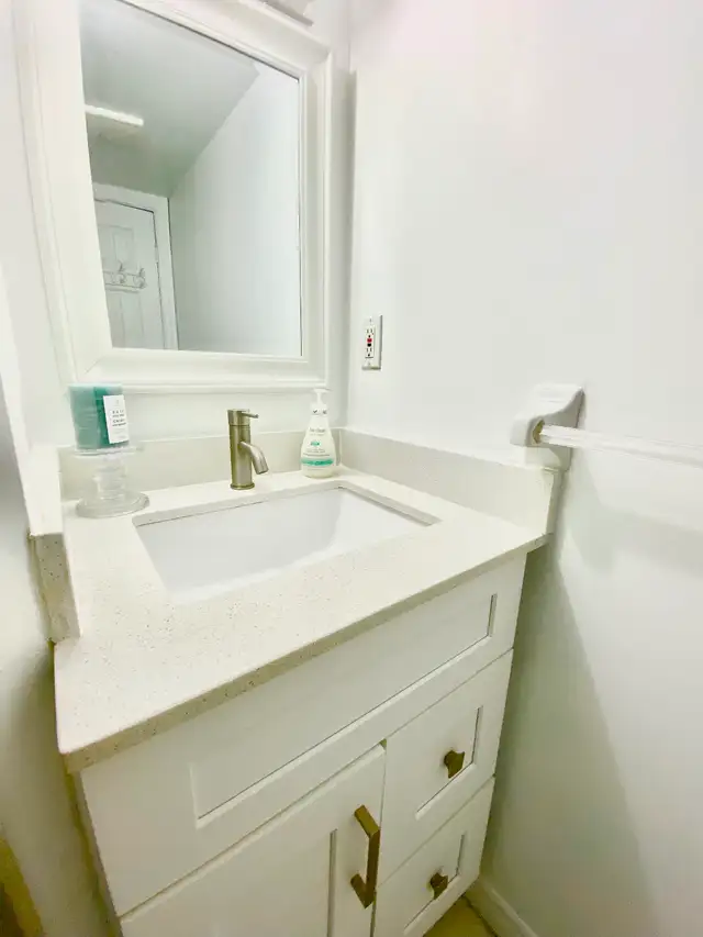 Furnished basement for 1 person in Etobicoke near Woodbine Mall - Photo 8