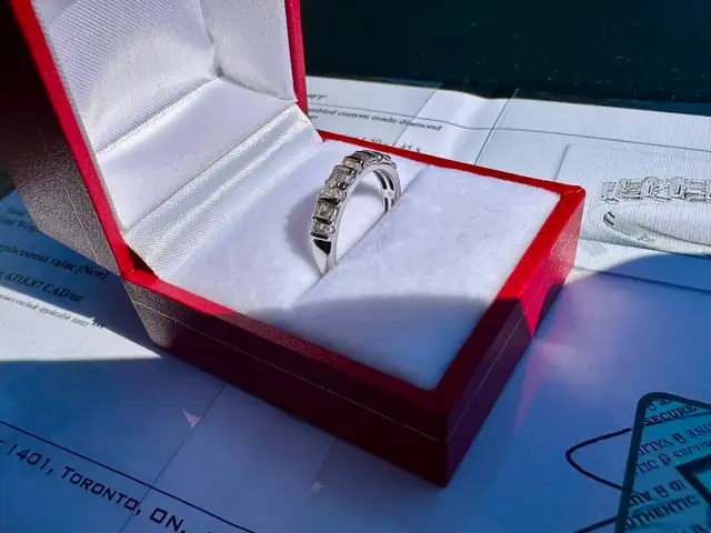 #788 - 14kt White Gold, 1/4 Carat Diamond Band, Size 5 3/4 - Photo 3