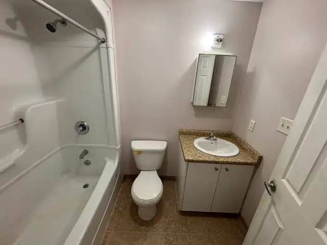 1 Bedroom apartment in a clean apartment building. - Photo 4