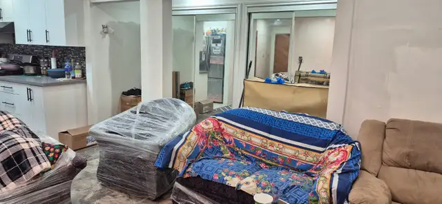 Main Floor Full Unit Near STC ALL INCL With 1 Parking, $550 Sale - Photo 3
