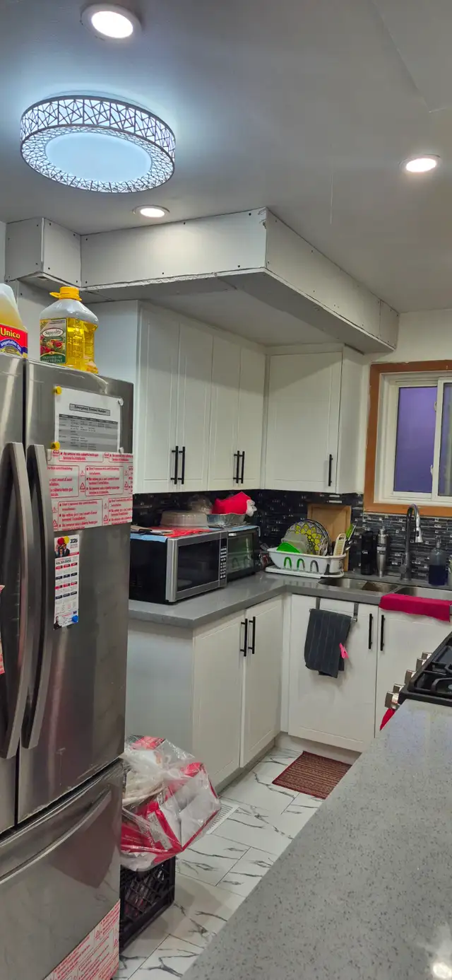 Main Floor Full Unit Near STC ALL INCL With 1 Parking, $550 Sale - Photo 5