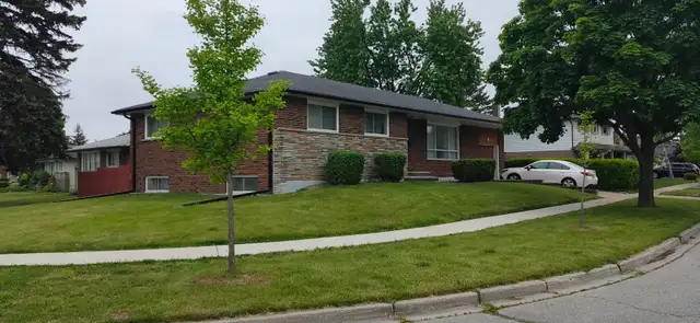 Main Floor Full Unit Near STC ALL INCL With 1 Parking, $550 Sale - Photo 9