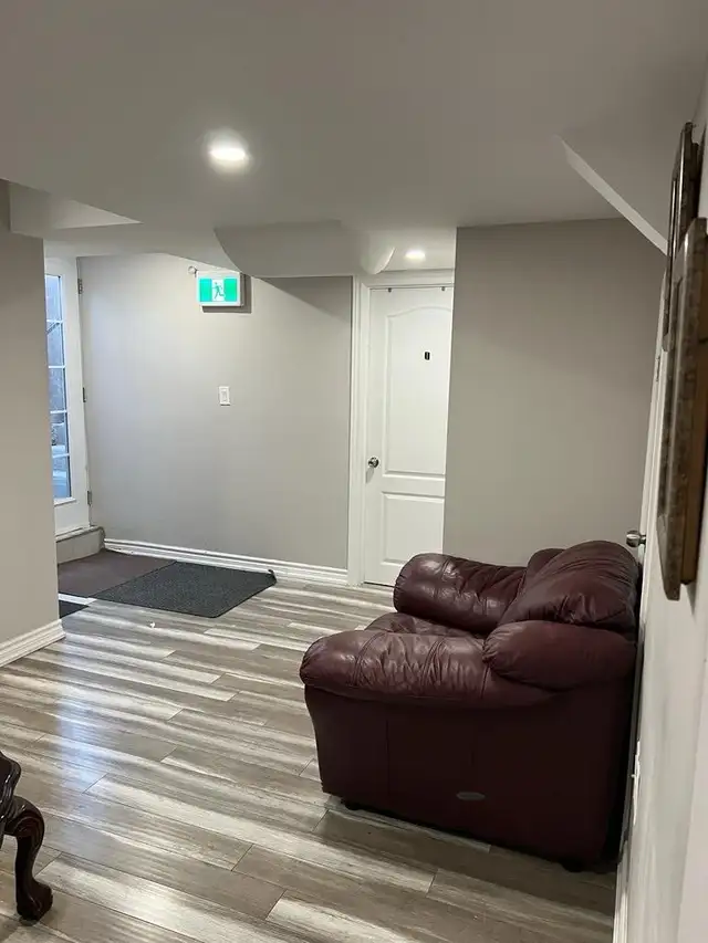 Private furnished room with Car Parking June 1 in Brampton - Photo 3