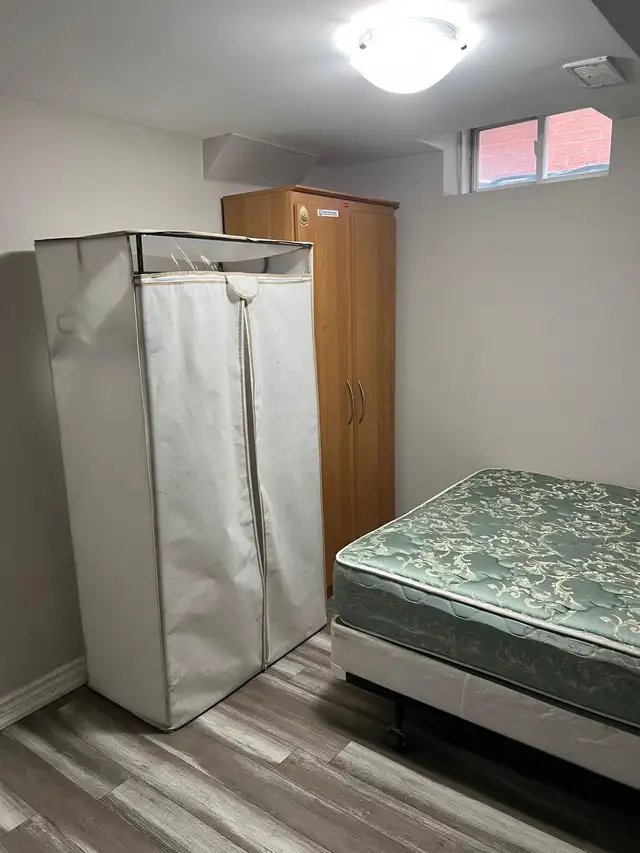 Private furnished room with Car Parking June 1 in Brampton - Photo 10