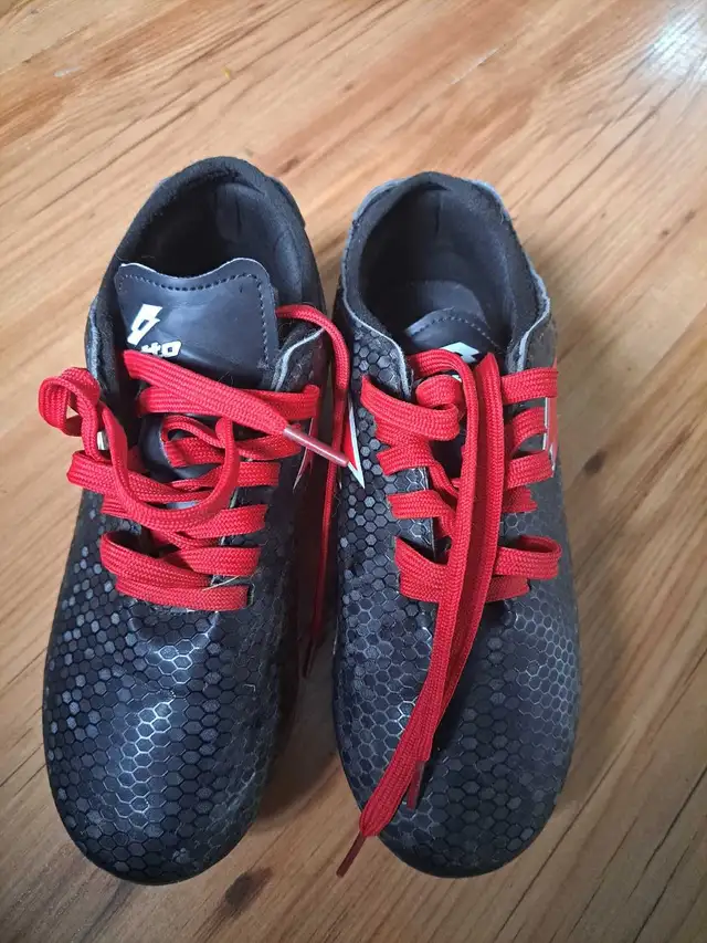 Youth size 5 soccer cleats - Photo 2