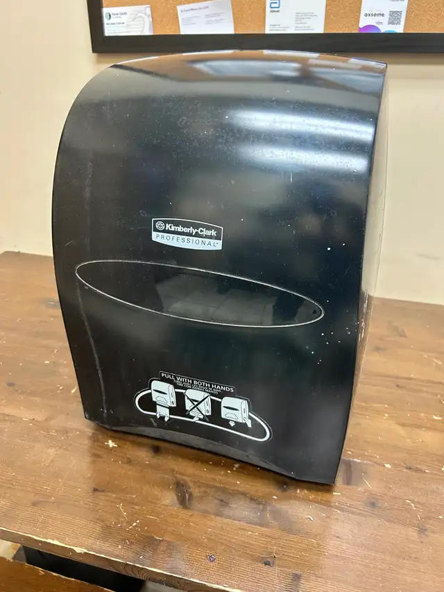 GREAT CONDITION: 8x Hands-Free Paper Towel Dispenser