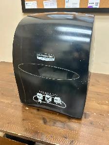 GREAT CONDITION: 8x Hands-Free Paper Towel Dispenser