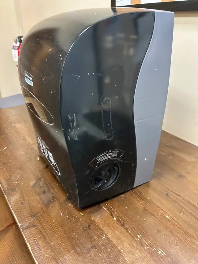 GREAT CONDITION: 8x Hands-Free Paper Towel Dispenser - Photo 2
