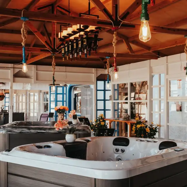 3 PUMP BENCH HOT TUB