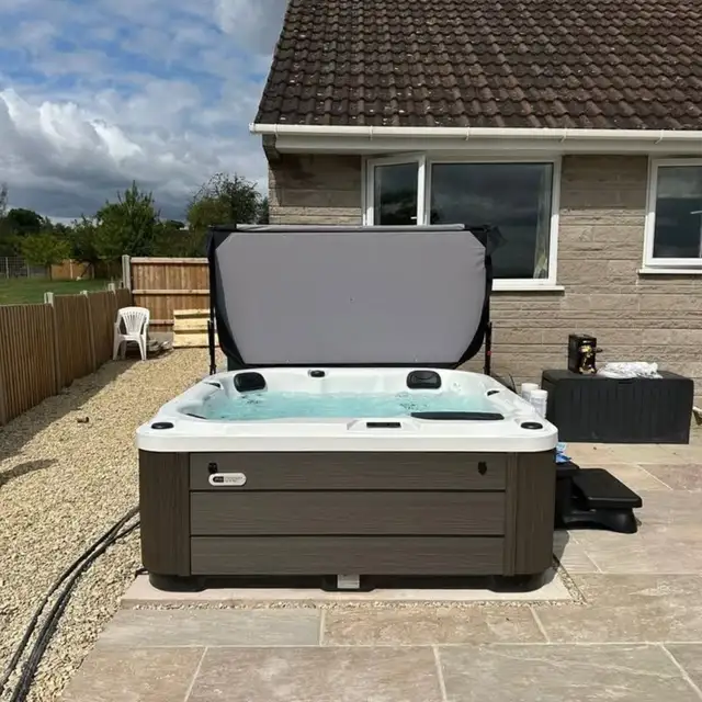 3 PUMP BENCH HOT TUB - Photo 2