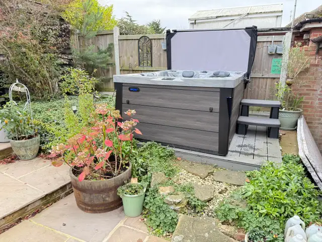3 Seat Therapy Hot Tub For Sale