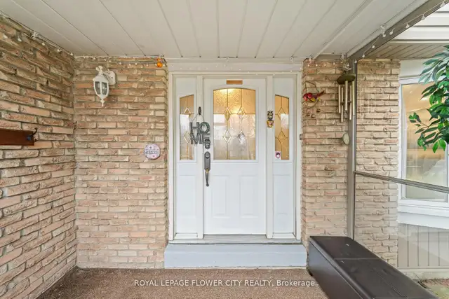 4 1 Beds 3 Baths Detached House in Brampton! - Photo 2