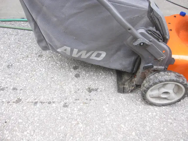 HUSQVARNA 22' 4 WHEEL DRIVE LAWN MOWER 6.25 H/P BRIGGS W/ BAGGER - Photo 2