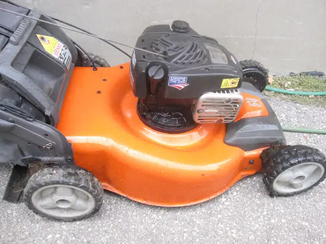 HUSQVARNA 22' 4 WHEEL DRIVE LAWN MOWER 6.25 H/P BRIGGS W/ BAGGER - Photo 3