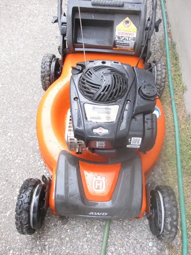 HUSQVARNA 22' 4 WHEEL DRIVE LAWN MOWER 6.25 H/P BRIGGS W/ BAGGER - Photo 4