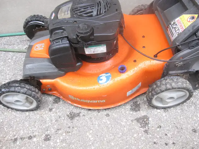 HUSQVARNA 22' 4 WHEEL DRIVE LAWN MOWER 6.25 H/P BRIGGS W/ BAGGER - Photo 6