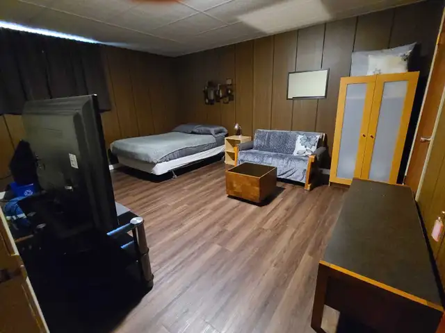 (3) Rooms for rent/weekly rates (Sorry, men only) - Photo 3