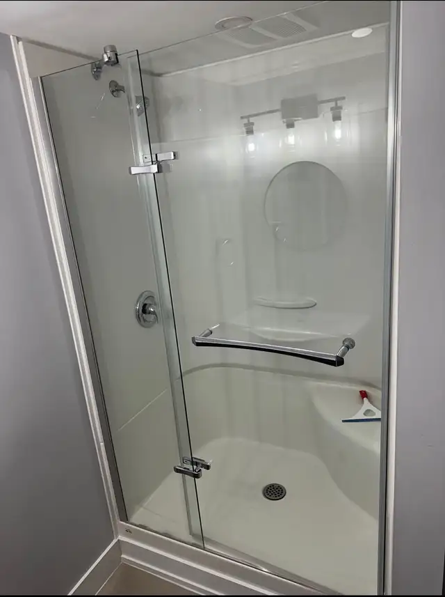 private room with private bathroom for rent - Photo 4