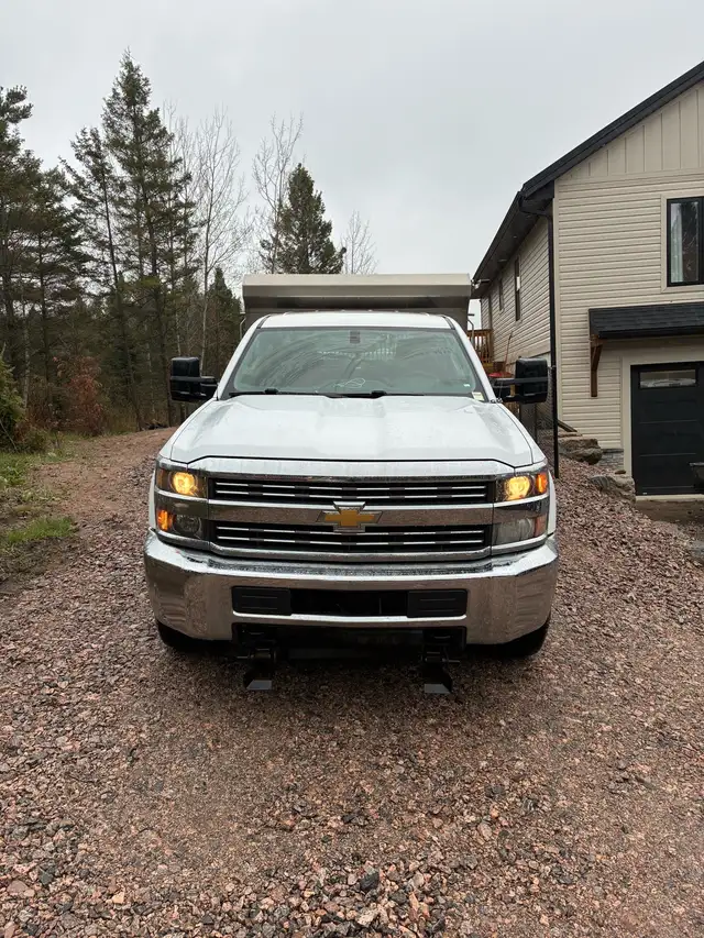 Chevy 2500 - Photo 2