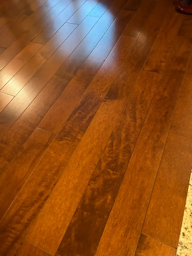 Hardwood Flooring  /  Plancher de bois franc massif