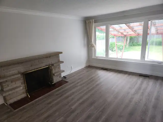 Stevenson/Rossland $2400/mon. CLEAN 3 BRDM Upstairs Bungalow. - Photo 3