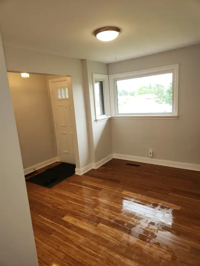 Stevenson/Rossland $2400/mon. CLEAN 3 BRDM Upstairs Bungalow. - Photo 4