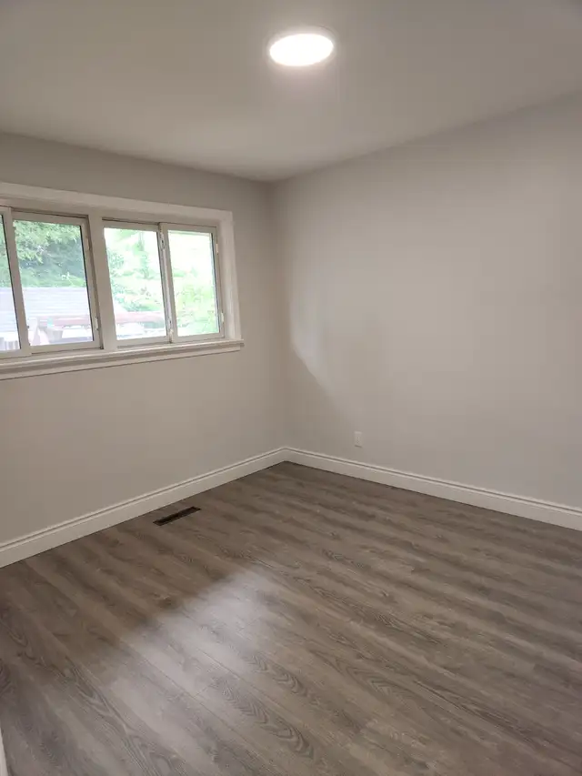 Stevenson/Rossland $2400/mon. CLEAN 3 BRDM Upstairs Bungalow. - Photo 5