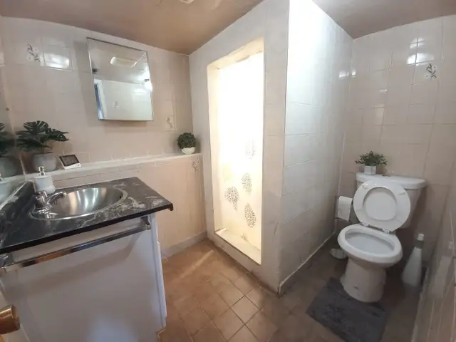 2 bedroom walkout basement $1800 - Photo 12