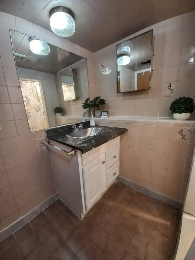 2 bedroom walkout basement $1800 - Photo 13