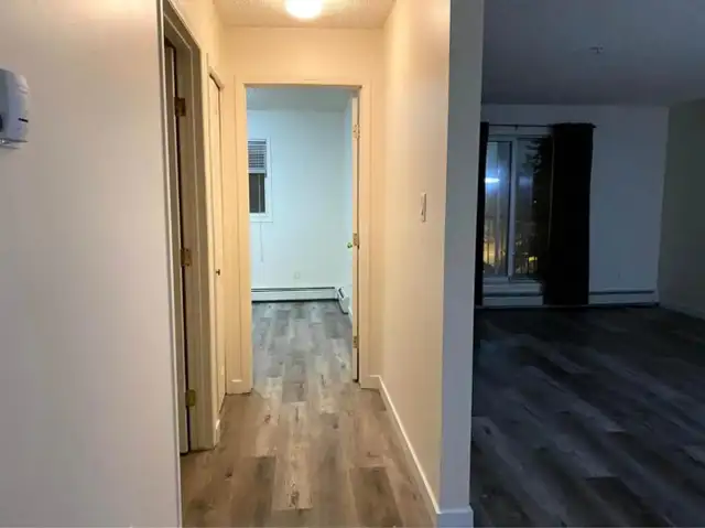 $1750 ONLY - Beautiful 2 bed/2 bath condo in West Edmonton - Photo 4