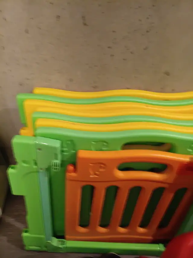 Baby play pen gates . Fisher price 60$
