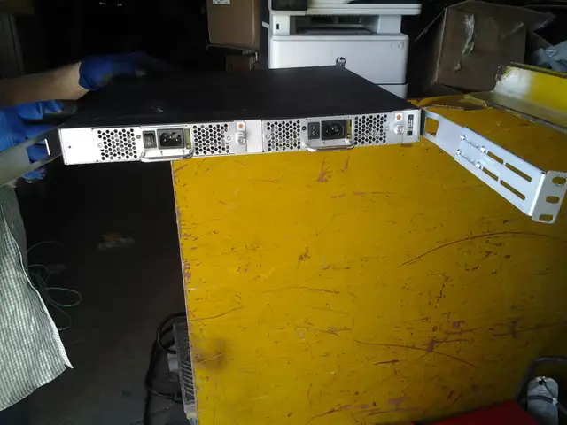 IBM  2498-F24 Fibre Channel Switch (SAN24B-5 / 24G/X24) 24-port - Photo 2
