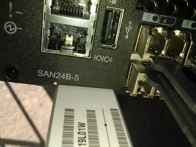 IBM  2498-F24 Fibre Channel Switch (SAN24B-5 / 24G/X24) 24-port - Photo 4