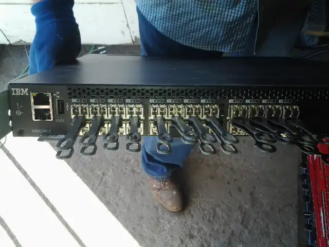 IBM  2498-F24 Fibre Channel Switch (SAN24B-5 / 24G/X24) 24-port - Photo 6