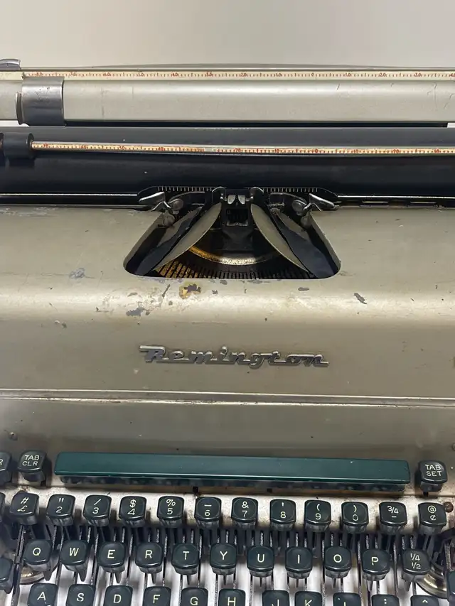 Remington Typewriter - Photo 2