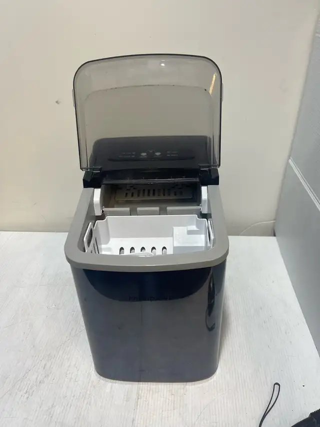 Frigidaire Ice Maker - Photo 9