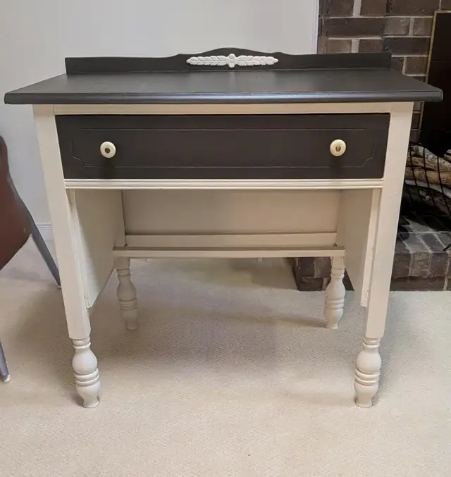 Vintage Solid Wood Table – refinished in a white and deep brown - Photo 2