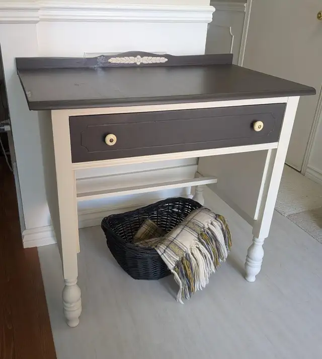 Vintage Solid Wood Table – refinished in a white and deep brown - Photo 4