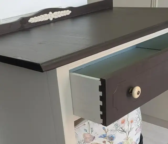 Vintage Solid Wood Table – refinished in a white and deep brown - Photo 5