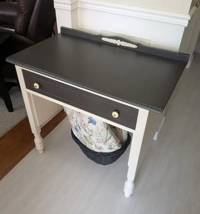 Vintage Solid Wood Table – refinished in a white and deep brown - Photo 7