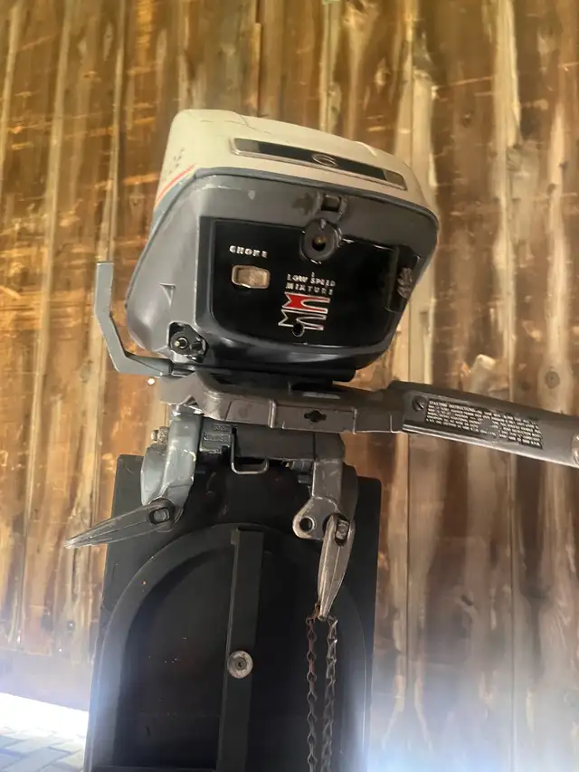 Vintage 1960's 6 hp Evinrude ‘Fisherman’ 2 stroke outboard motor - Photo 2