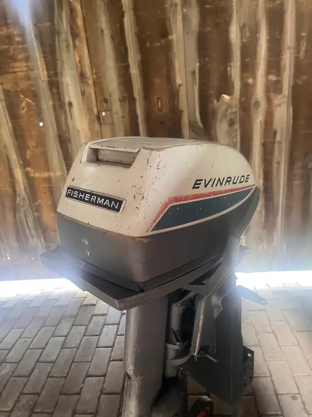 Vintage 1960's 6 hp Evinrude ‘Fisherman’ 2 stroke outboard motor - Photo 3