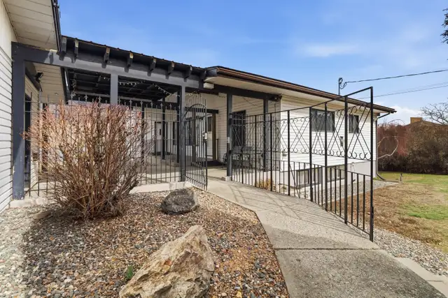 BEAUTIFUL HOME ON A HUGE LOT WITH RENTAL SUITE IN VALLEYVIEW - Photo 2