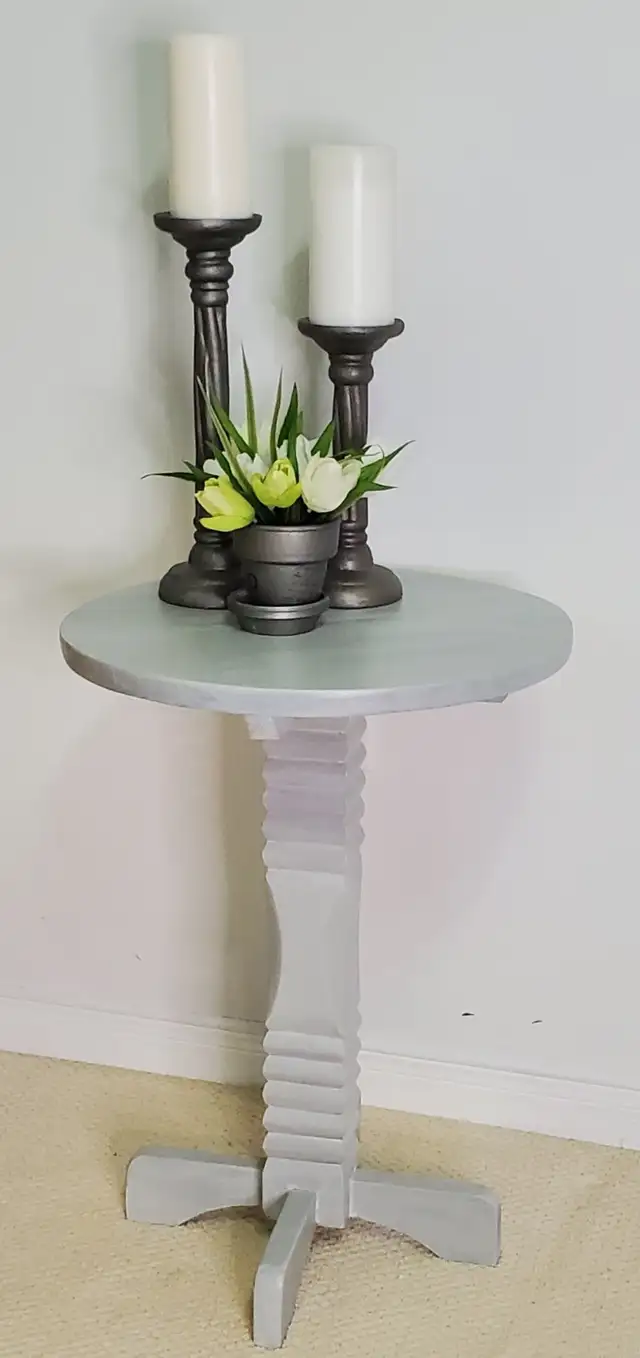 Table -side or accent, in grey and white - Photo 2