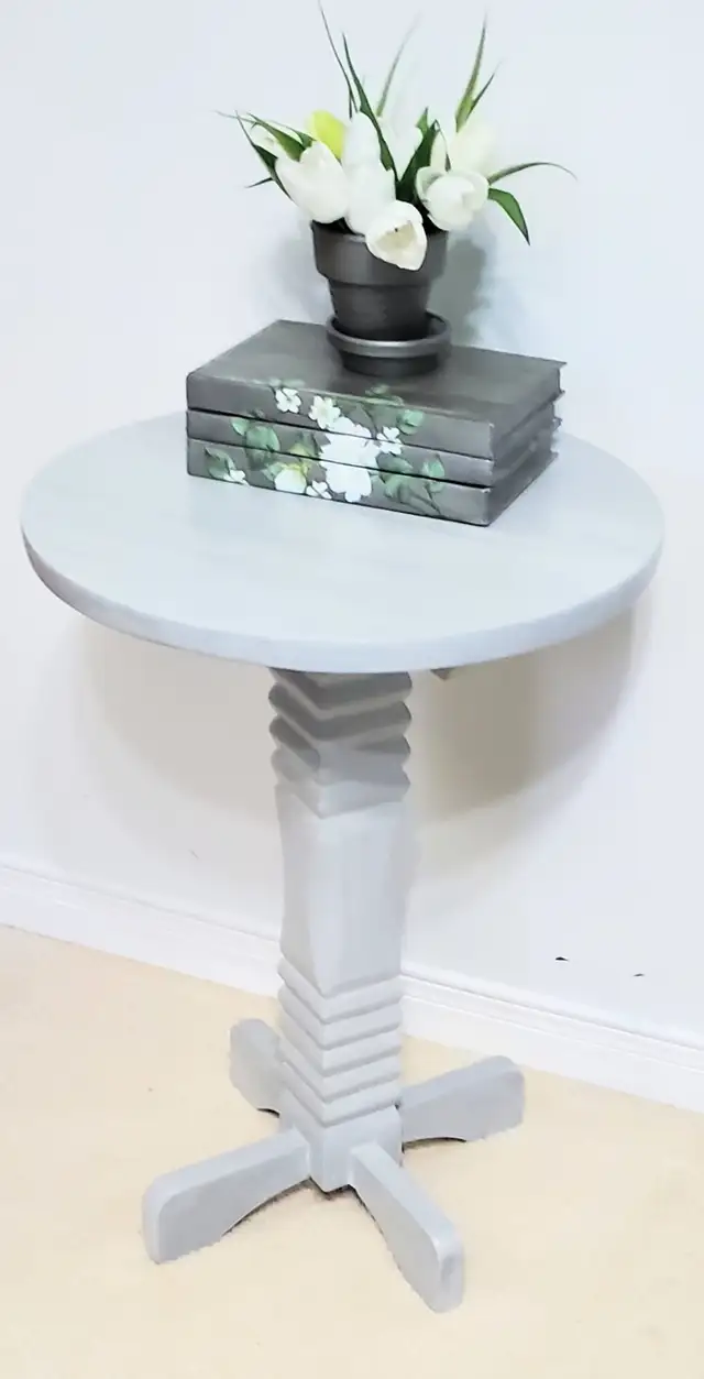 Table -side or accent, in grey and white - Photo 3